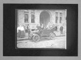 [men with lion in auto]