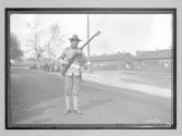 [auto race, military guard]