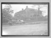 [auto tour auto passing house]