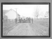 [auto tourists in front of barn]
