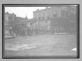 [people crossing street]