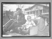 [man with little girl in auto]