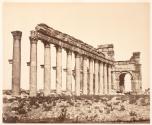 Colonnade et l'arc de triomphe de l'ouest
