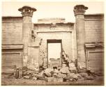 Vue générale du petit Temple, détail de la Porte