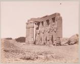 Rhamesseíon a Thebes. Cariatides et la Statue de Rhameses II.