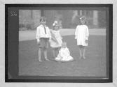 [John Osmael Scott-Ellis, Elisabeth Gwendolen Scott-Ellis, Essylt Priscilla Scott-Ellis (baby), Bronwen Mary Scott-Ellis]