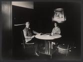 Wassilij und Nina Kandinsky im Esszimmer ihre Hauses in der Bauhausmeister-Siedlung Dessau