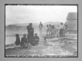 Nouvelle-Zelande famille Maori/famill Maori faisant cuire leurs repas/