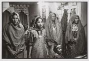 Izmat, Kareemat, Jannat, Ayesha and Nyala in a photo studio in Barmer, looking into such a large mirror for the very first time.