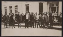 [William Howard Taft with group of automobile enthusiasts including Nathan Lazarnick (2nd to the left of Taft)]